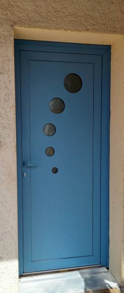 Porte d'entrée en alu bleu sur-mesure à La Farlède dans le Var